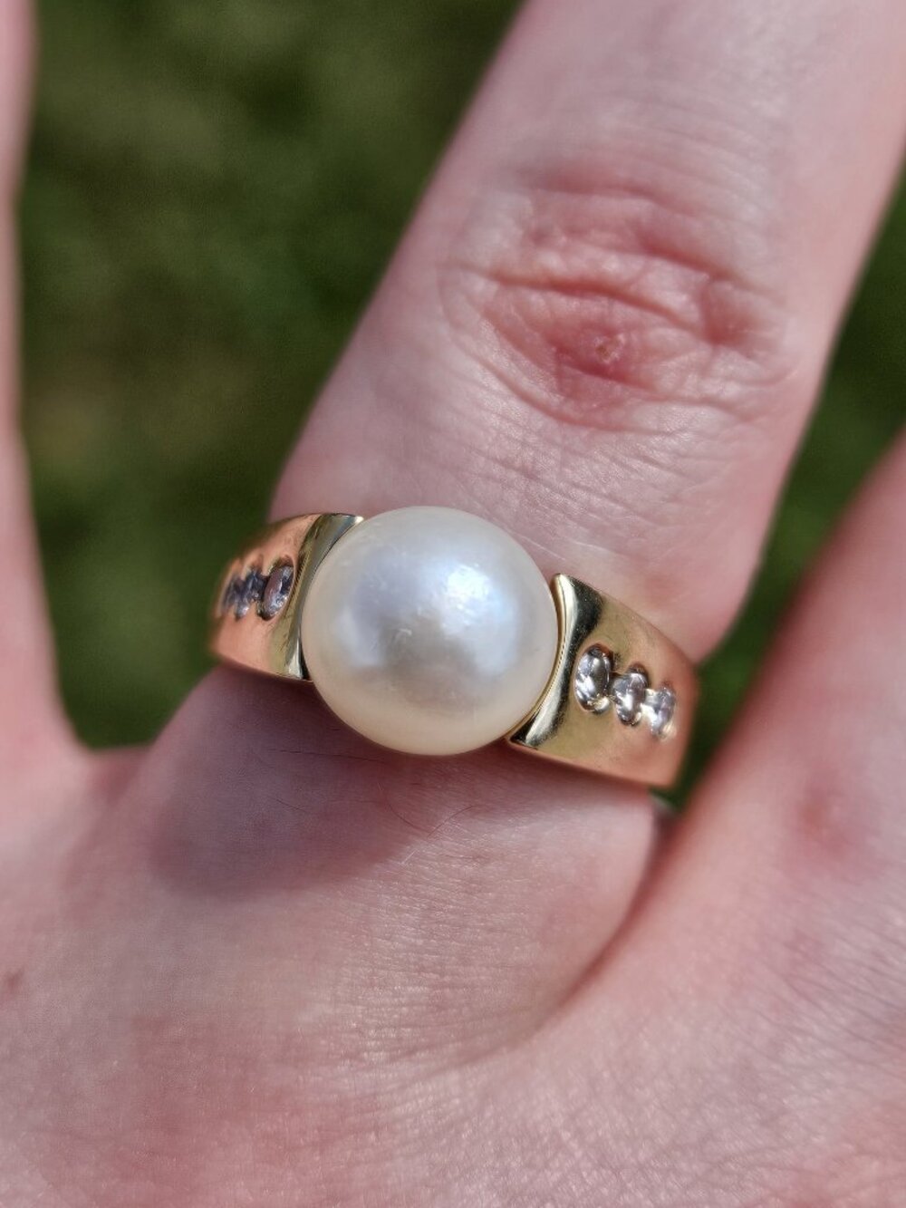 10K Yellow Gold Wide Band Pearl Diamond Bezel Set Cocktail Ring Size 7.25